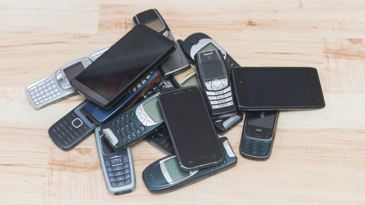 Bitkom: Deutsche horten 195 Millionen Alt-Handys (Bild: iStockphoto.com/antos777) Alt-Handys liegen ungenutzt herum