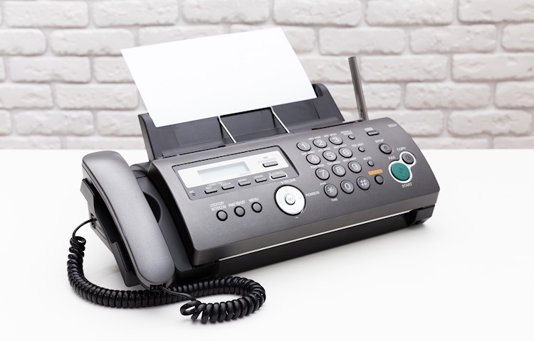 Fax-Gerät auf einem Schreibtisch