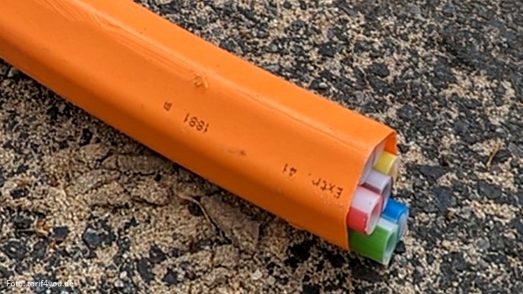 Glasfaserausbau in Düsseldorf: Westconnect baut im Osten der Stadt (Symbol-Foto: tarif4you.de) Glasfaserkabel auf einer Baustelle