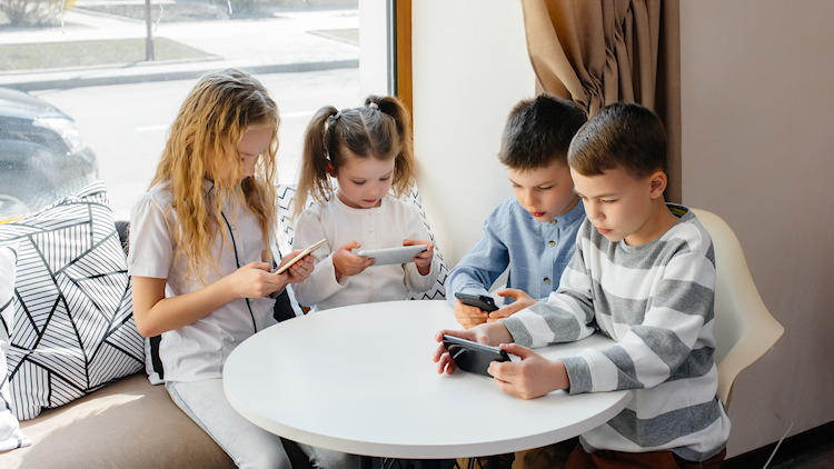 Umfrage: Die meisten Kinder ab 10 Jahren haben ein eigenes Smartphone Die meisten Kinder ab 10 Jahren haben ein eigenes Smartphone