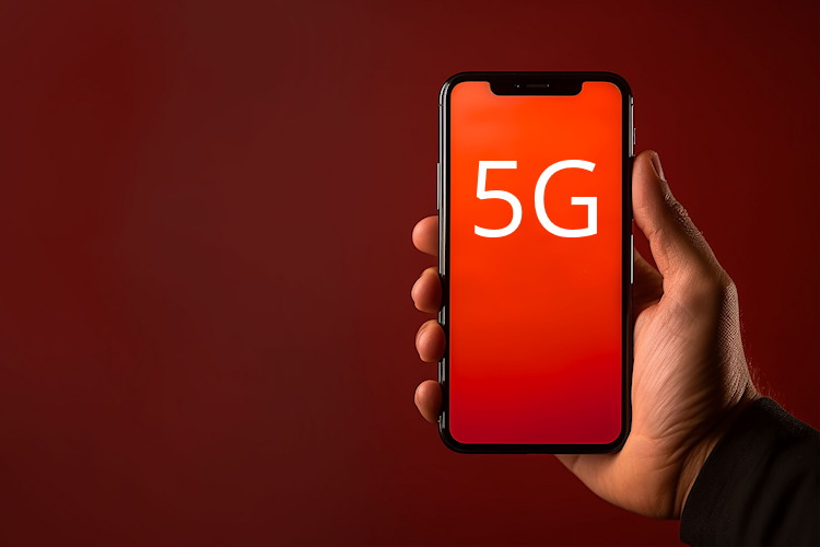 Vodafone, A1 und Ericsson testen internationales Roaming im 5G Standalone-Netz 5G Smartphone in der Hand