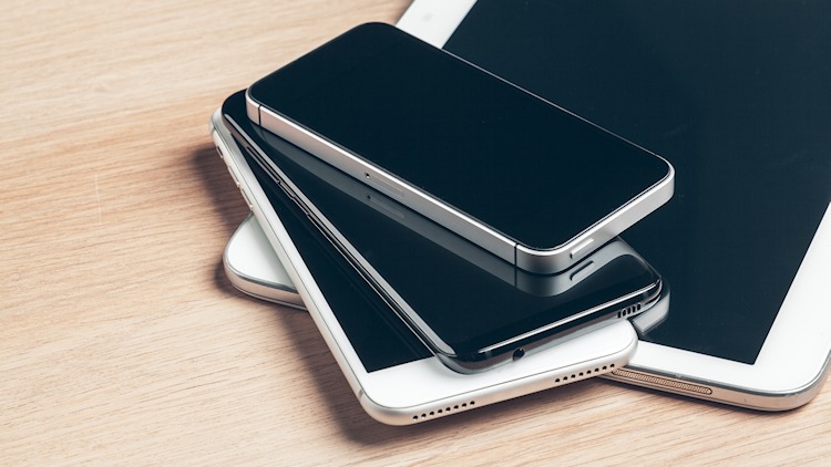 Refurbished und gebraucht: Smartphones müssen nicht immer Neuware sein Smartphones und Tablets auf einem Tisch