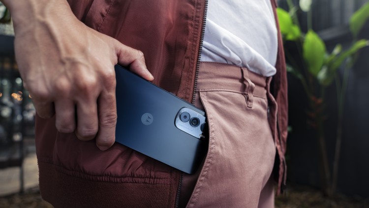 motorola edge30 in a pocket