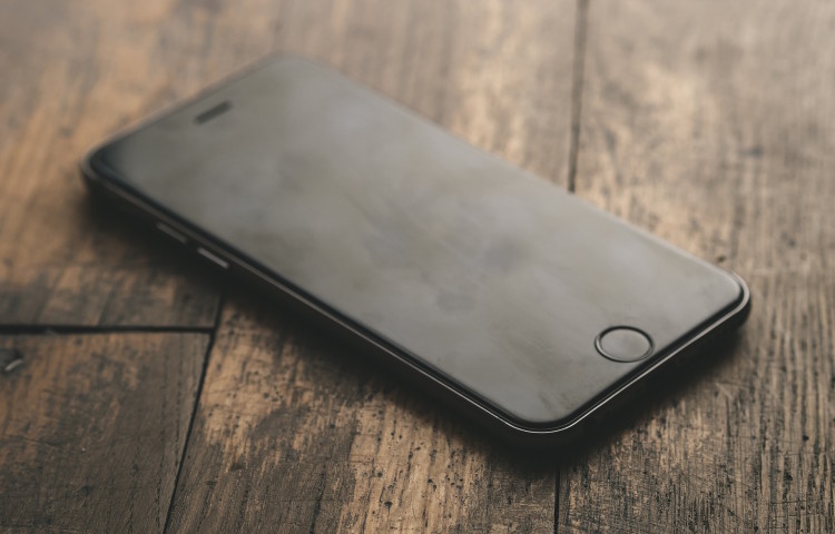 Umfrage: Ein Viertel hat schon mal ein gebrauchtes Smartphone genutzt Smartphone auf dem Tisch