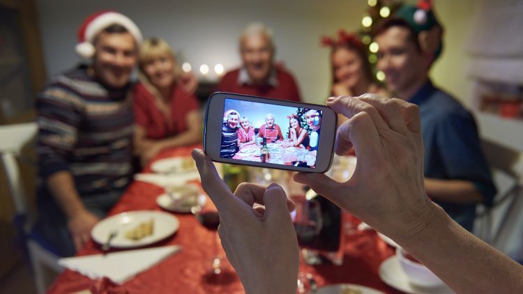Umfrage: Die Hälfte der Befragten wollen nicht auf das Smartphone verzichten (Bild: iStockphoto.com/gpointstudio) Smartphone an Heiligabend