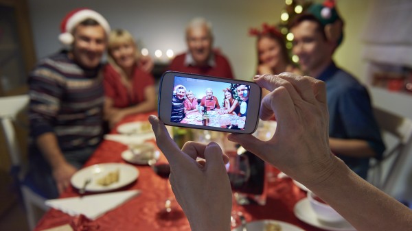 Umfrage: Bei jedem Fünften gibt es an Heiligabend Smartphone-Verbot (Bild: iStockphoto.com/gpointstudio) Smartphone an Heiligabend