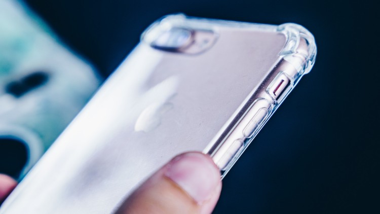 Studie: 73 Prozent nutzen eine Schutzhülle für ihr Gerät, 68 Prozent verwenden Displayfolien Smartphone in einer Hülle