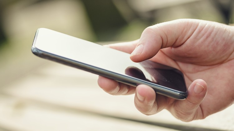 Ssmartphone in der Hand