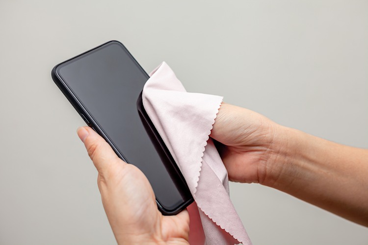 Smartphone mit Tuch reinigen Smartphone mit Tuch reinigen
