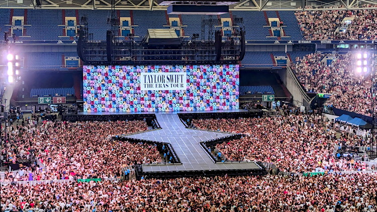 Taylor Swift - The Eras Tour 2024 - Die Bühne in der Veltins Arena in Gelsenkirchen