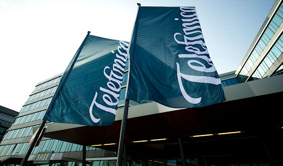 Telefónica Flaggen vor der E-Plus Zentrale