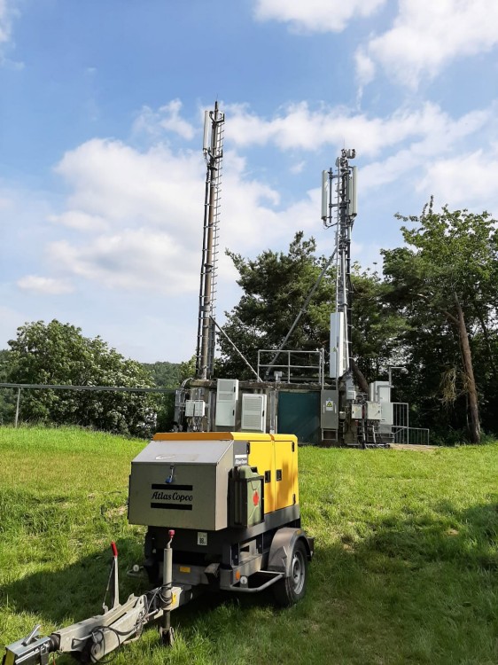 Telefónica: Stromversorgung eines O2 Funkmasten mit einem mobilen Stromaggregat (Bild: Telefónica / O2) Telefónica: Stromversorgung eines O2 Funkmasten mit einem mobilen Stromaggregat