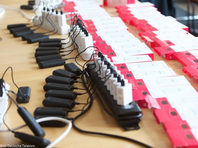 Handys und Powerbanks für betroffene Menschen