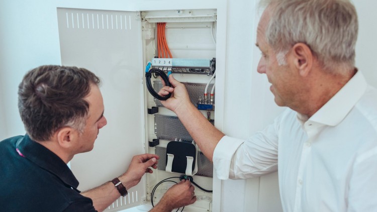 Dank Verbindung ins Glasfasernetz können auch Kabelkunden mit bis zu 1.000 Megabits pro Sekunde im Internet surfen (Bild: Deutsche Telekom) Telekom macht TV-Kabelanschlüsse schneller