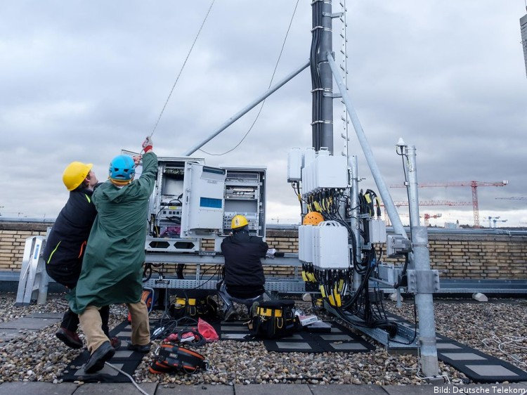 Aufbau einer Mobilfunkantenne