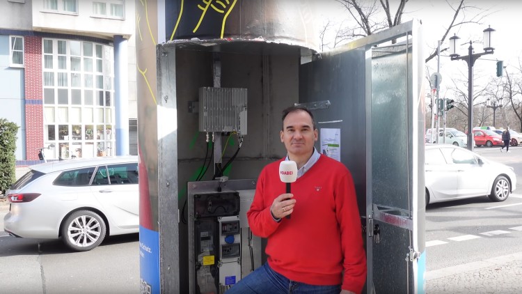 Litfaßsäule mit Mobilfunk-Technik im Inneren