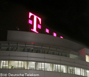 Telekom-Zentrale bei Nacht