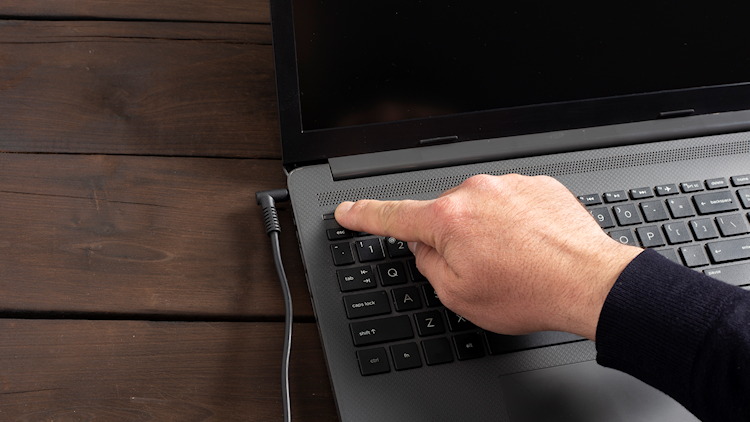 In der Altersgruppe der 65- bis 74-Jährigen sind 12 Prozent offline In der Altersgruppe der 65- bis 74-Jährigen sind 12 Prozent offline