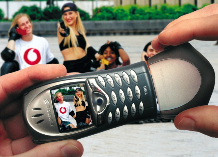 Vodafone schaltet den MMS-Dienst ab. Das Sony Ericsson T68 mit angesetzter Digitalkamera konnte Bilder direkt per MMS verschicken. (Bild: Vodafone) Vodafone schaltet den MMS-Dienst ab