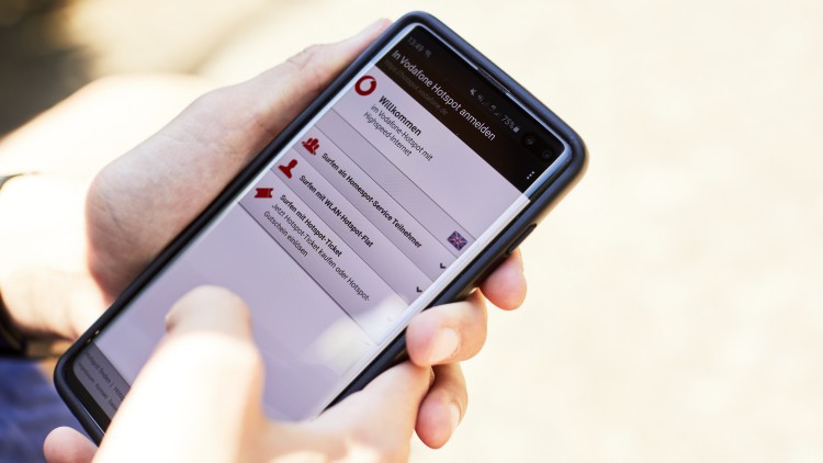Vodafone-Kunden können ab sofort in einem bundesweiten Netz aus 4 Millionen WLAN-Hotspots mobil im Internet surfen (Bild: Vodafone) Vodafone WLAN-Hotspot