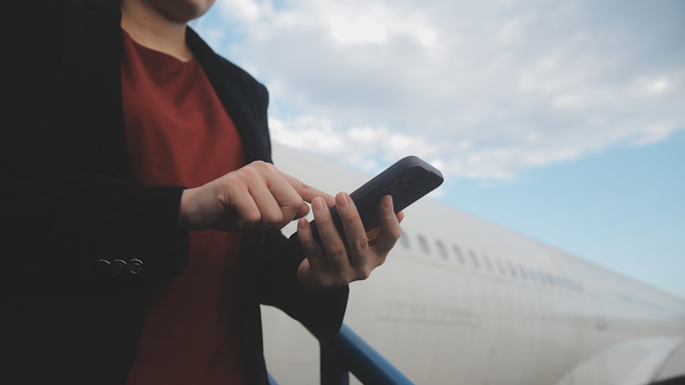 Was Sie zu Datenroaming wissen müssen Smartphon-Nutzung am Flughafen