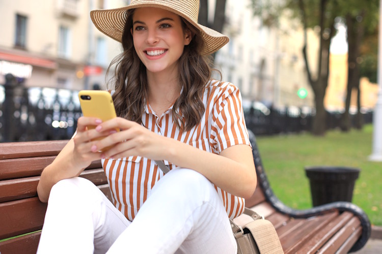 Smartphones sind im Urlaub auf vielseitige Weise äußerst praktisch Smartphones sind im Urlaub auf vielseitige Weise äußerst praktisch