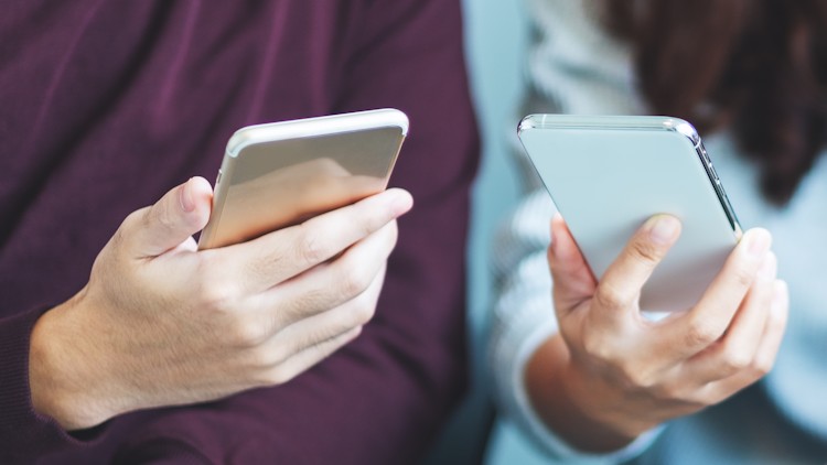 Junge Menschen mit Mobiltelefonen
